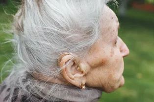 Обнаружен неожиданный способ защититься от возрастного ухудшения слуха