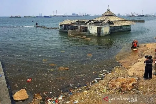 В районе в Северной Джакарте, где происходит оседания грунта. JICA В районе в Северной Джакарте, где происходит оседания грунта. JICA