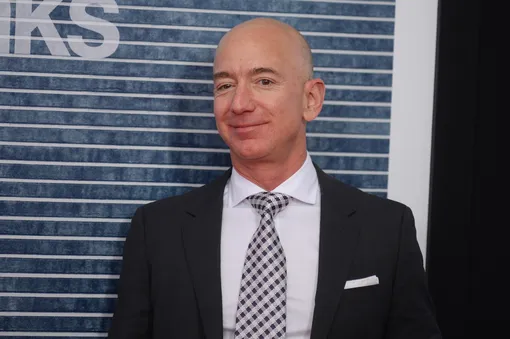 По данным Forbes на 2025 год, Джефф Безос занимает третью строчку самых богатых людей мираю Джефф Безос