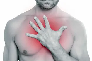 Мучает боль в груди? Вот почему вам срочно надо к врачу