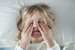 Почему мы трем уставшие глаза? Почему мы трем уставшие глаза?