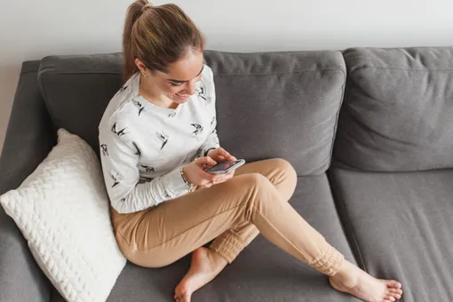 Разрешайте себе быть уязвимым. Главный минус одиночества — потеря связей. Все потому, что подавление эмоций и страхов может сделать вас более закрытым человеком. Если чувствуете себя грустно, обязательно поделитесь этим с близкими. Девушка переписывается по телефону