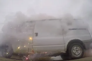 Что будет, если в машине взорвутся фейерверки: видео