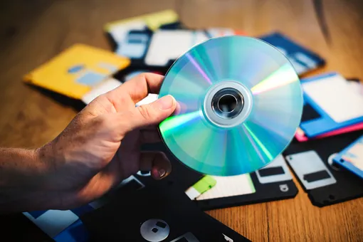 Как в CD умещается 5 километров данных и зачем он меняет скорость? Физика компакт-диска