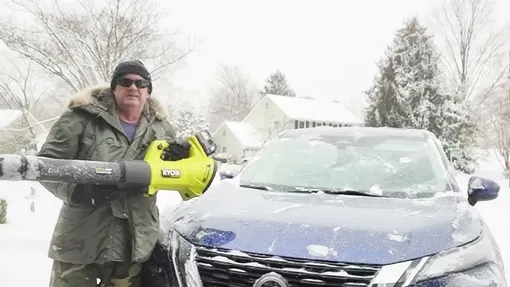 водитель с воздуходувкой