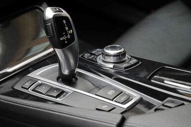 Что случится с автомобилем, если переключить коробку передач в режим N или P на светофоре
