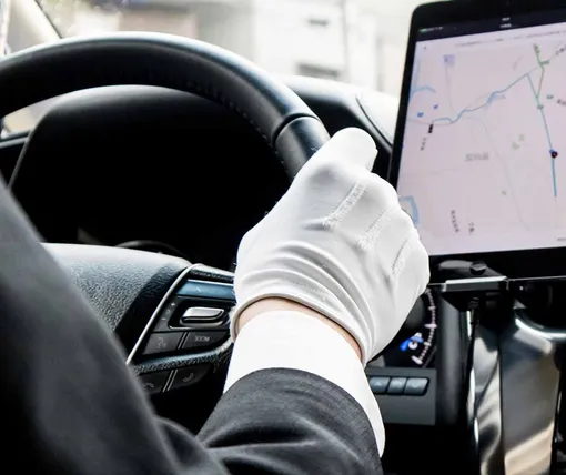 в перчатках руки на руле