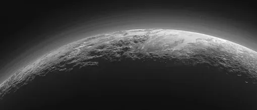 Снимок Плутона, сделанный космическим аппаратом New Horizons в 2015 году, на котором видны слои атмосферной дымки.
