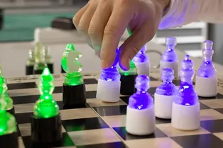 Российские ученые создали светящиеся шахматы из перовскитов