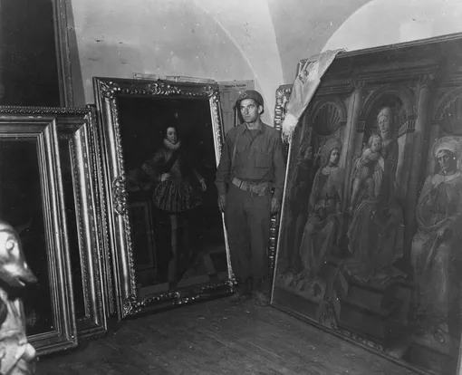 Солдат среди произведений искусства, украденных нацистами в 1945 году / Солдат среди произведений искусства, украденных нацистами в 1945 году /