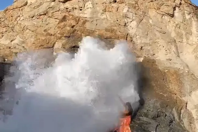 Туристку в Египте смыло волной со скал во время фотосессии