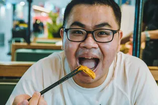 Японец обманул сервис доставки и съел тысячу блюд бесплатно! Его задержали