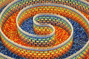 15 000 костей за 2 минуты: как рушится фантастическая спираль из домино