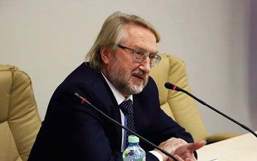 Вадим Покровский выступает на круглом столе Вадим Покровский выступает на круглом столе