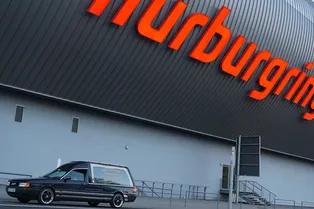 По гоночной трассе Нюрбургринг промчался... катафалк По гоночной трассе Нюрбургринг промчался... катафалк
