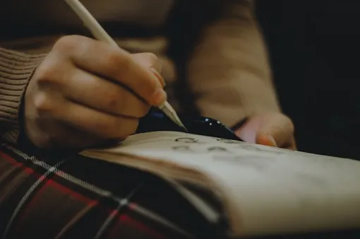 человек пишет