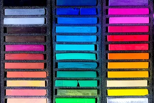 Красный против розового? Вот что нужно знать про комплиментарные цвета