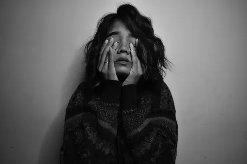 Уставшая девушка