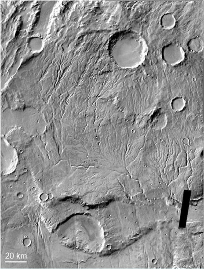 Речная система Warrego Valles, полученная с помощью Thermal Emission Imaging System на космическом аппарате Mars Odyssey. Эта речная система демонстрирует многократно разветвленные узоры притоков.