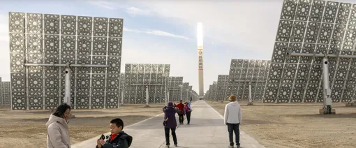 В фокусе зеркал электростанции Shouhang Dunhuang находится башня, освещенная солнечными лучами, в которой находится расплавленная соль с температурой 565 °C. Соль генерирует пар, который приводит в движение турбину, а поскольку расплавленный материал сохраняет тепло в течение ночи, электростанция может работать без остановки. Это другой метод получения солнечной энергии, ему не нужны солнечные батареи.