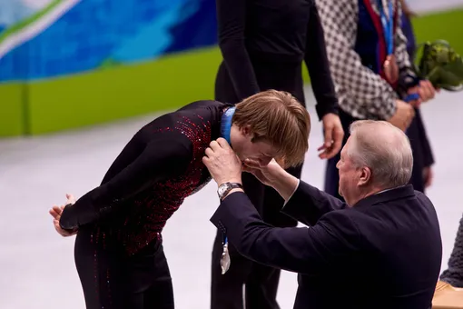 Зимние Олимпийские игры в Ванкувере в 2010 году: фигурист Евгений Плющенко награждается серебряной медалью.