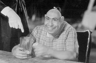 Человек, над которым смеялись все: печальная история жизни самого известного «дурачка» XX века Человек, над которым смеялись все: печальная история жизни самого известного «дурачка» XX века