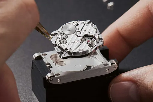 Показывают время без стрелок: 8 самых необычных механических часов от Cartier до Urwerk