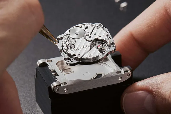 Показывают время без стрелок: 8 самых необычных механических часов от Cartier до Urwerk