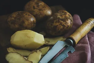 Этот овощ годится не только для еды! Как можно использовать картофель в быту: 7 отличных лайфхаков