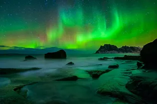 Чем настоящее полярное сияние отличается от других природных явлений? Чем настоящее полярное сияние отличается от других природных явлений?