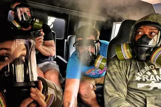 Блогеры решили проверить, сможет ли противогаз защитить от слезоточивого газа: видео Блогеры решили проверить, сможет ли противогаз защитить от слезоточивого газа: видео