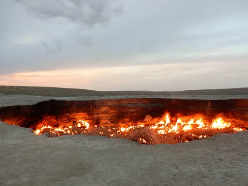 Горящий газовый кратер расположен на территории Туркменистана, примерно в 260 километрах от столицы государства. Горящий газовый кратер Дарваза