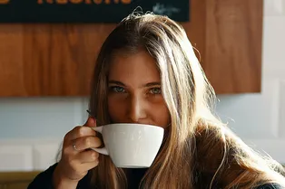 Надо быть аккуратнее? Ежедневное потребление кофеина влияет на пластичность мозга