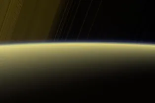 NASA сфотографировало рассвет и полярное сияние на Сатурне NASA сфотографировало рассвет и полярное сияние на Сатурне