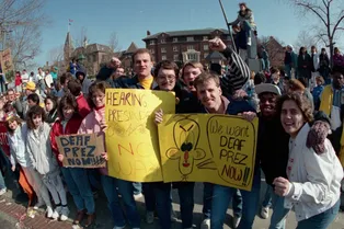 Как глухие протестующие в 1988 году изменили законодательство США по отношению к инвалидам