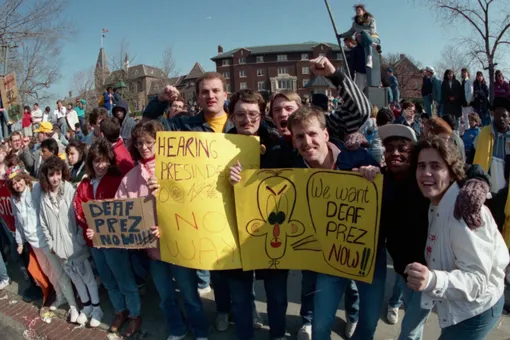 Как глухие протестующие в 1988 году изменили законодательство США по отношению к инвалидам