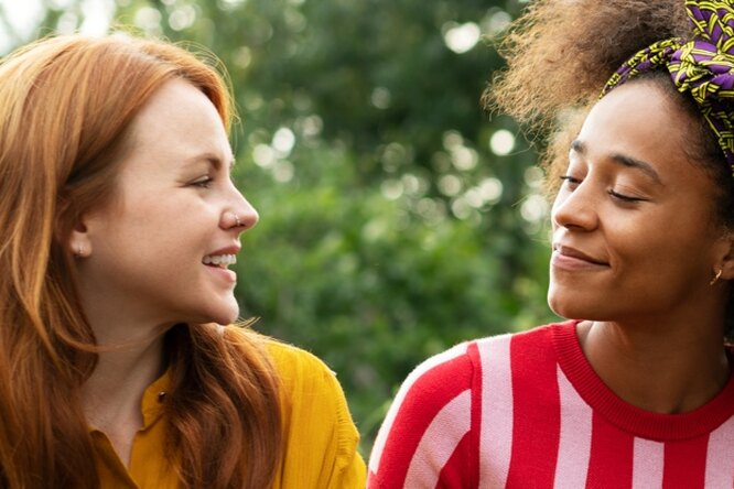 Если знакомитесь с кем-то — не бойтесь много говорить: ученые доказали, что люди любят словоохотливых собеседников