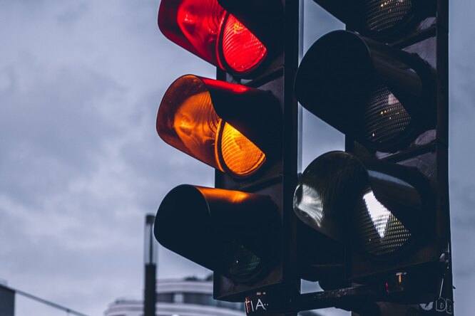 На этих каверзных вопросах ошибается каждый третий: готовы пройти сложный тест на знание ПДД?