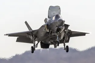 В США разбился новейший истребитель F-35B: в сеть попало видео В США разбился новейший истребитель F-35B: в сеть попало видео