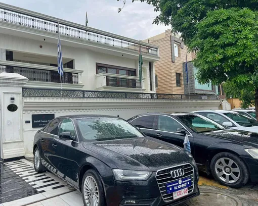 Роскошные автомобили с фальшивыми дипломатическими номерами были припаркованы возле арендованного жилого здания недалеко от Дели. /