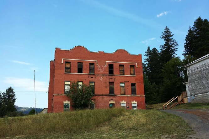 Более сотни выпускников этой американской школы заболели раком мозга. Что с ними произошло?