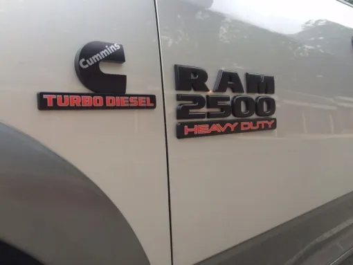 логотип cummins на борту пикапа ram логотип cummins на борту пикапа ram