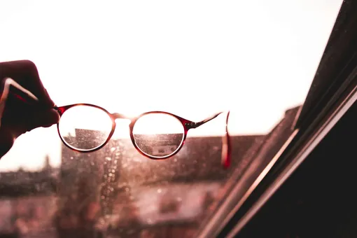 Очки и солнечный свет