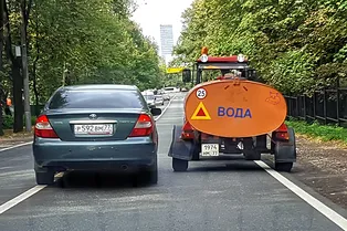 Слева сплошная, а впереди тихоход: кого можно обгонять, а кого нет