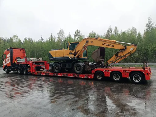 грузовик везет экскаватор грузовик везет экскаватор