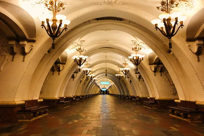 Вы точно над этим задумывались! Почему в метро нет урн для мусора?