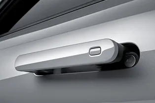 Как вскрывают машину с электрическими дверными ручками, если АКБ села в ноль