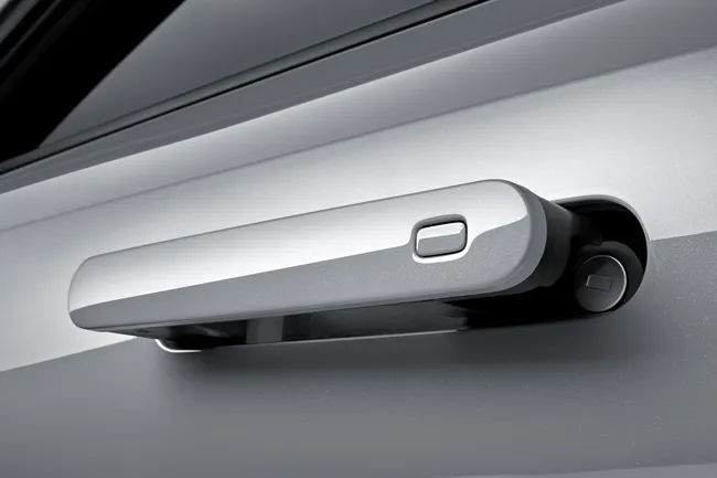 Как вскрывают машину с электрическими дверными ручками, если АКБ села в ноль