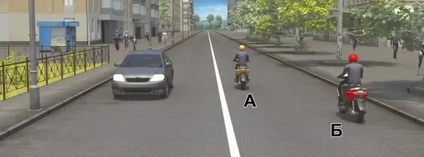 Кто из двух водителей мопедов занимает правильное положение в полосе? Кто из двух водителей мопедов занимает правильное положение в полосе?