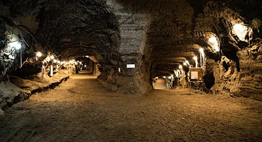 Туннель вечной мерзлоты USACE в Фоксе, Аляска. Туннель является уникальным исследовательским объектом, предоставляющим ученым и инженерам беспрецедентную возможность изучать вечную мерзлоту. Первоначально вырытый в 1963–1969 годах для изучения методов строительства и добычи полезных ископаемых в условиях вечной мерзлоты для военных целей, туннель превратился в природную лабораторию мирового класса.